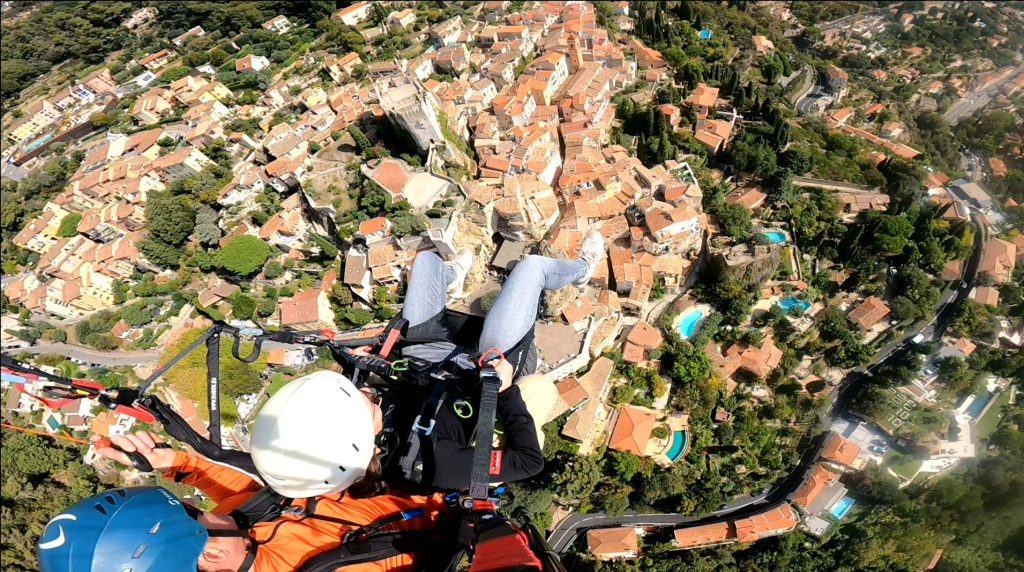 Survole du village de Roquebrune Cap Martin en parapente